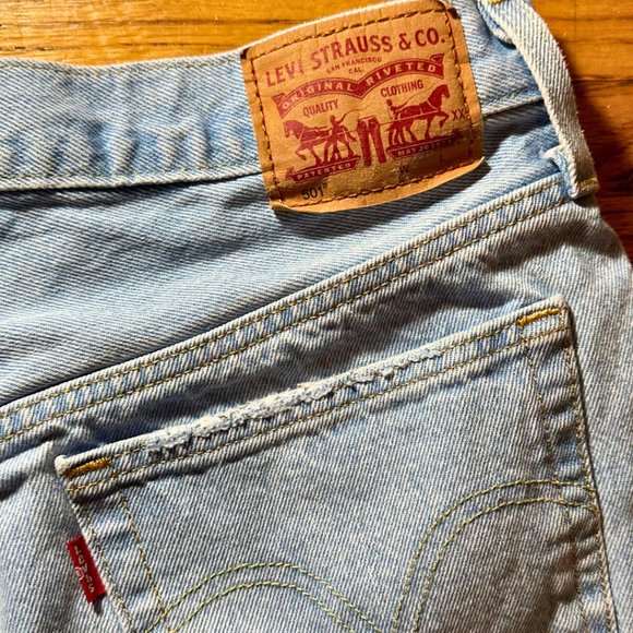 Levi's light wash distressed denim shorts - Picture 3 of 3